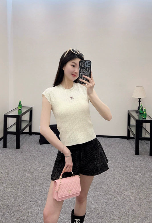 C 25 Spring/Summer New Short Sleeve Knit Top with Pearl Neckline