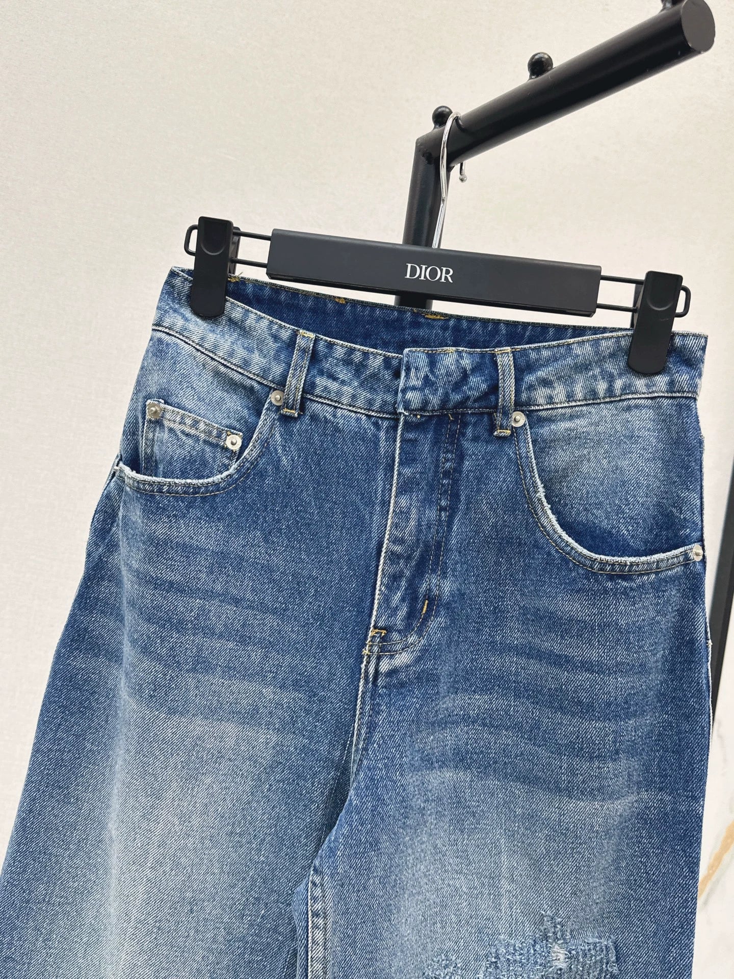 D 25 Damaged loose jeans