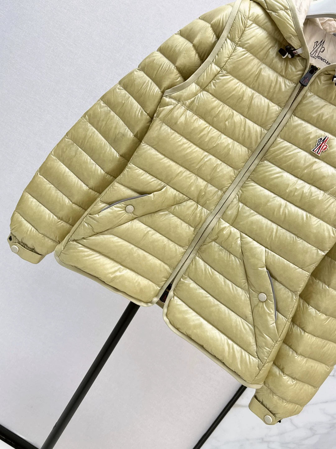 Mon 25fw New lightweight down jacket with detachable sleeves.