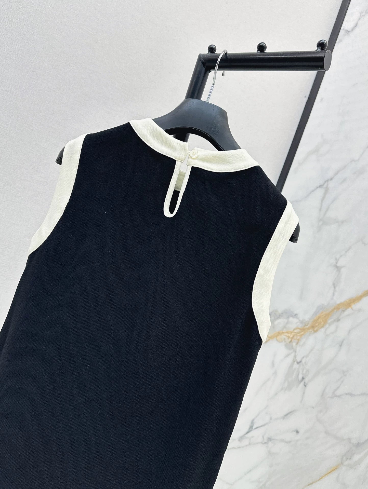 D 25 sleeveless dress