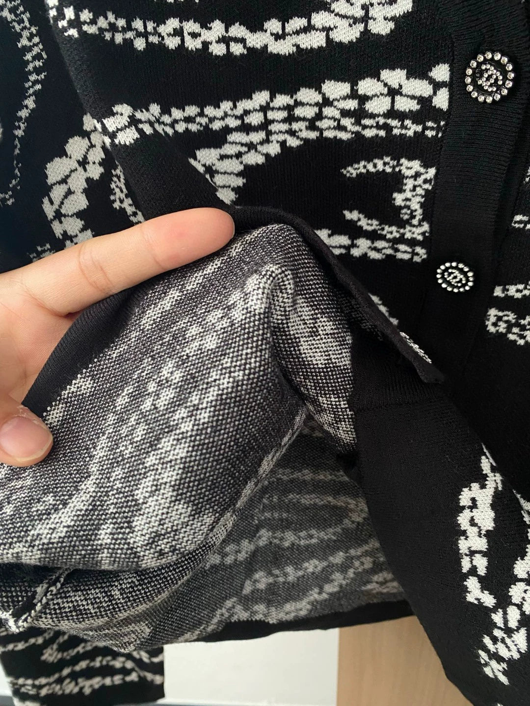 C 25 neue Strickjacke mit Blütenmuster und Rundhalsausschnitt 
