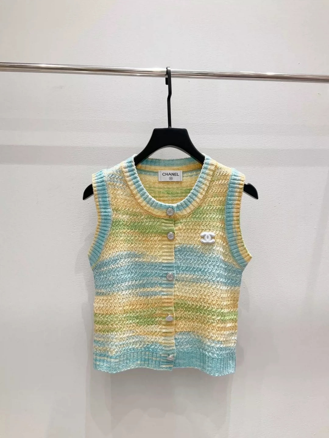 C 25 New gradient-colored dyed yarn knit vest