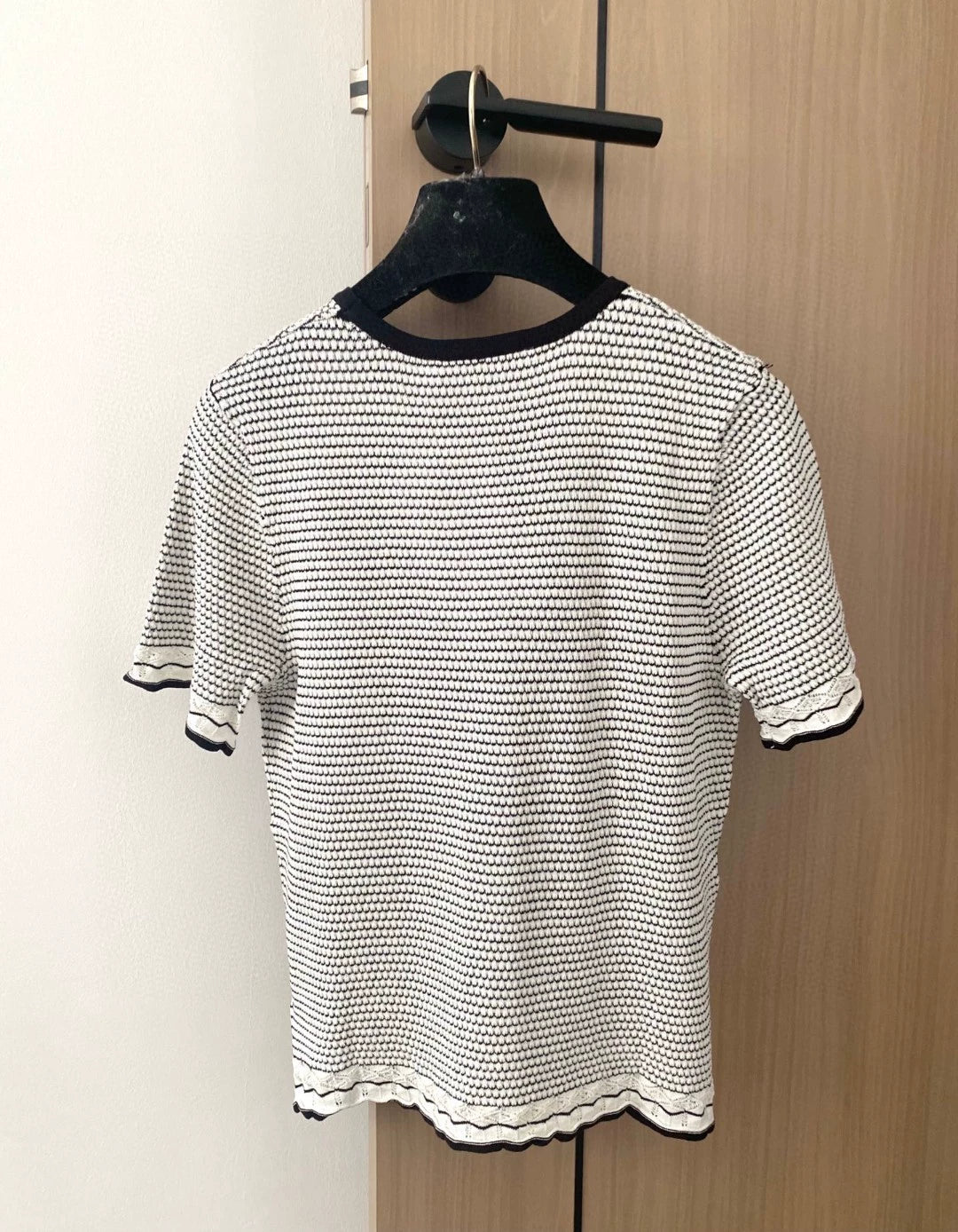 D 25 nouveau tricot à manches courtes et col rond ajouré brodé 