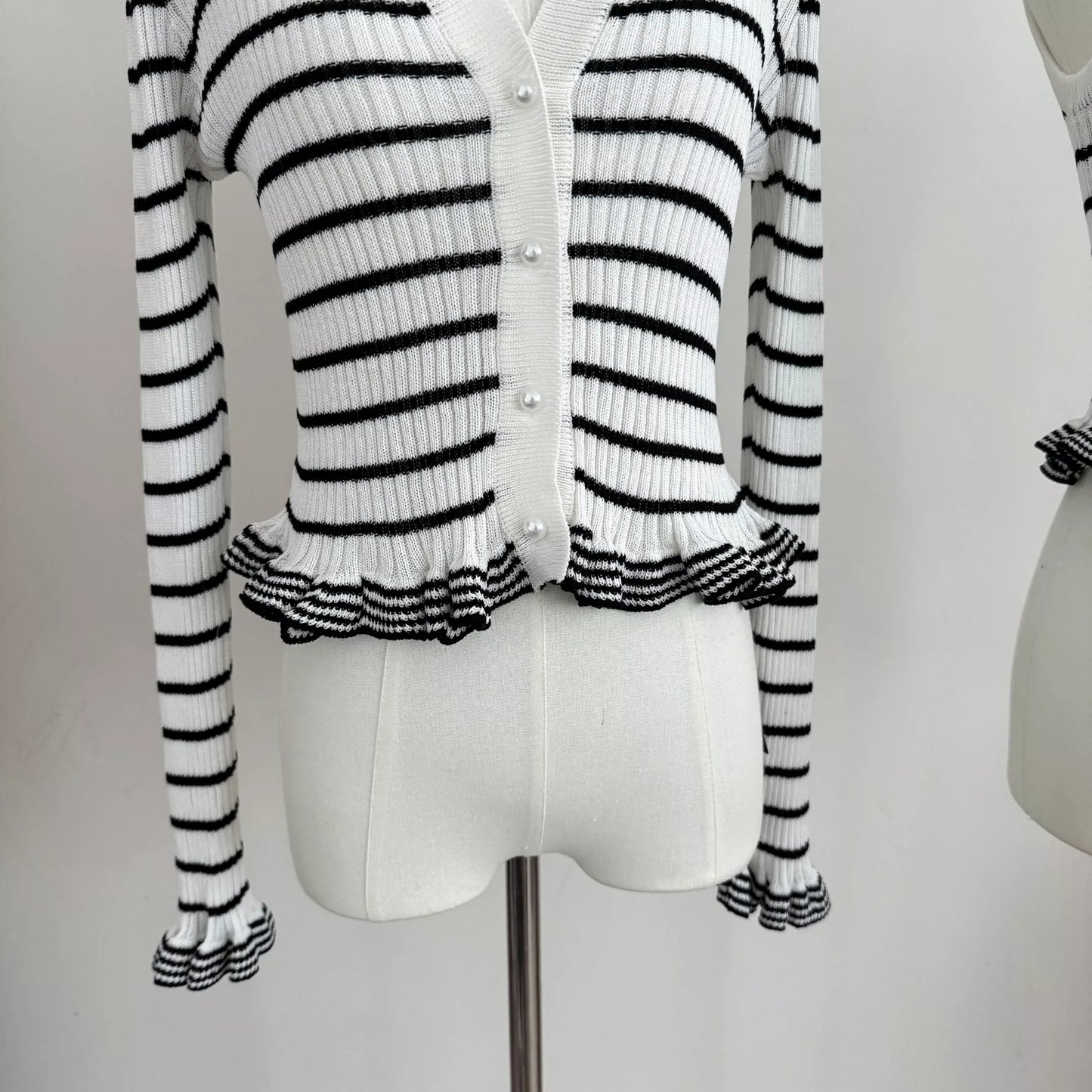D 25 Veste cardigan à col en V en tricot rayé