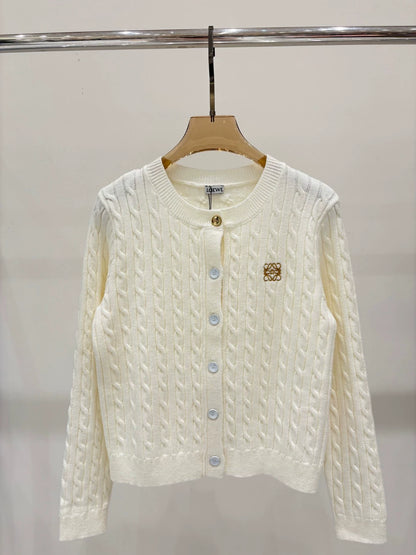 LO 25 neue Twist-Stickerei-Muster Kontrastfarbe Metallknopf Langarm Strickjacke 