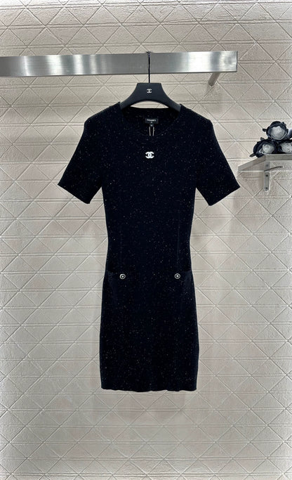 C 25 Simple black knitted short-sleeved dress.