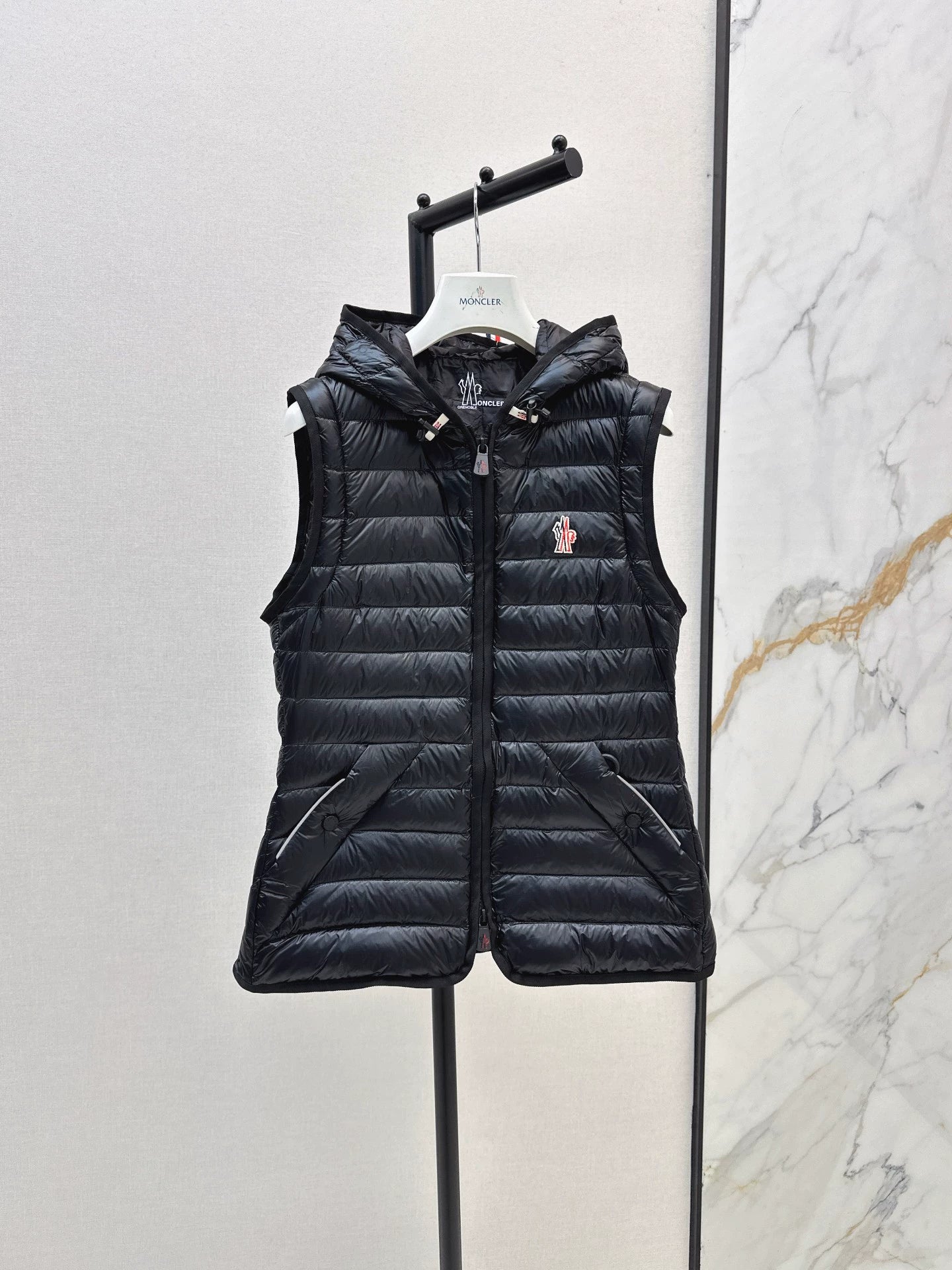 Mon 25fw New lightweight down jacket with detachable sleeves.