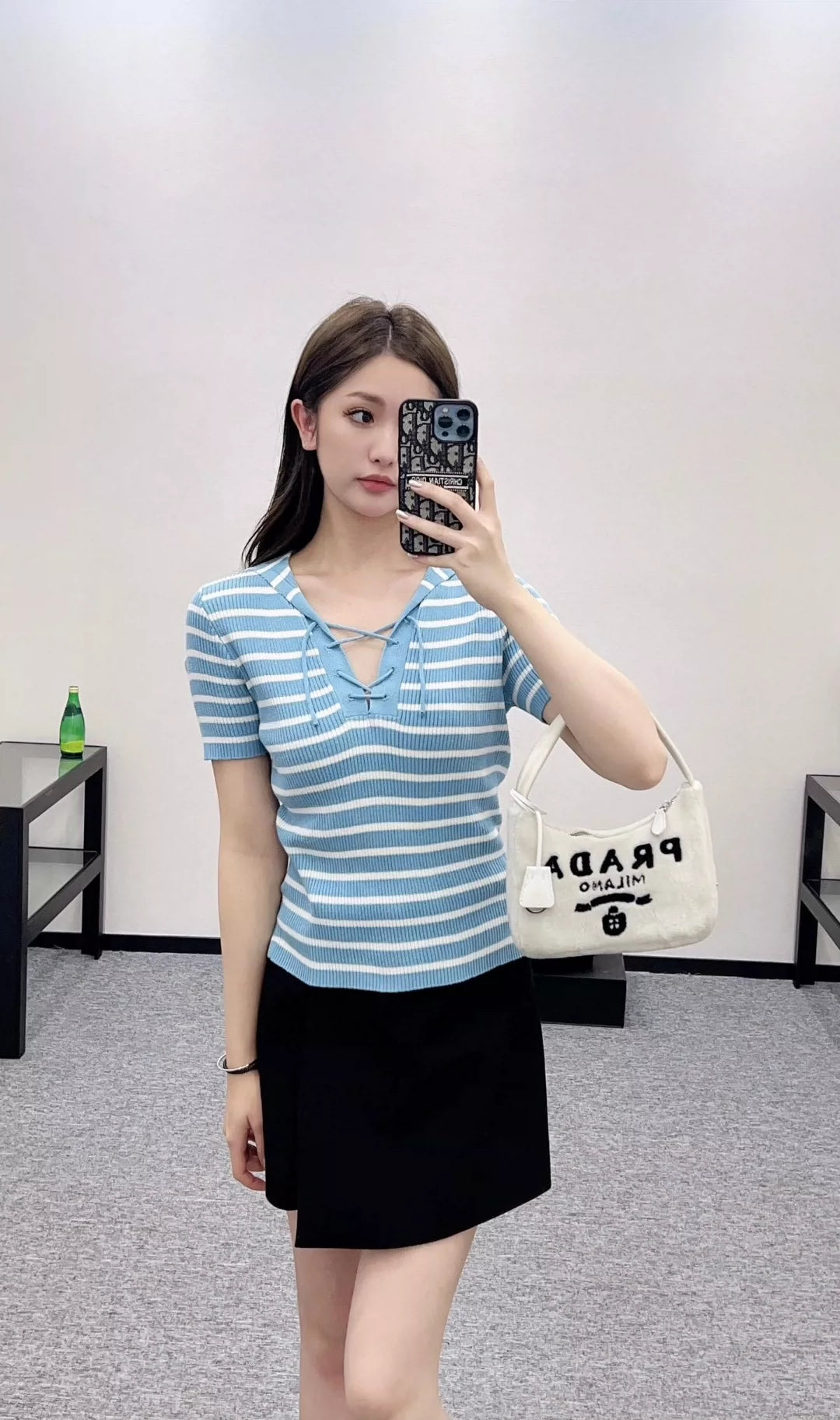 D Spring/Summer 25 Shawl-neck, striped knit short-sleeve top.