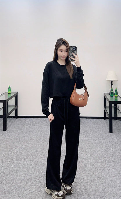 G 25 Round neck embroidered sweatshirt and trousers set