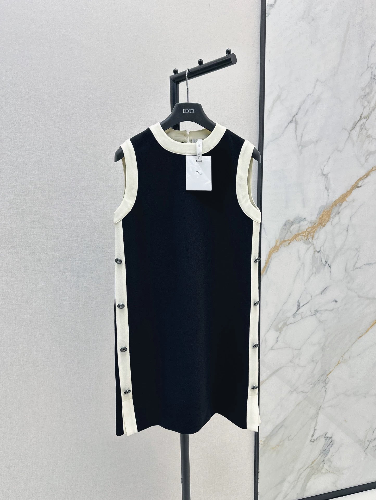 D 25 sleeveless dress