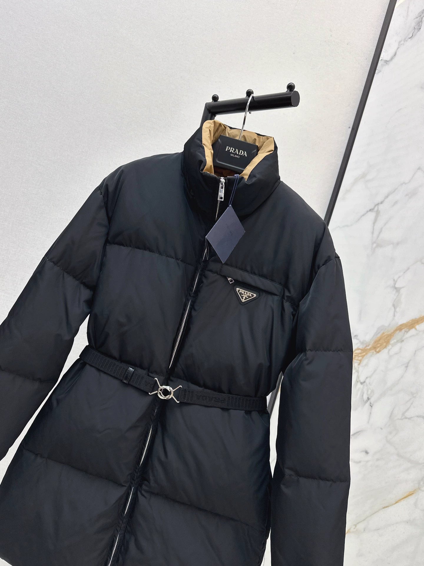P 25fw Waisted mid-length down jacket
