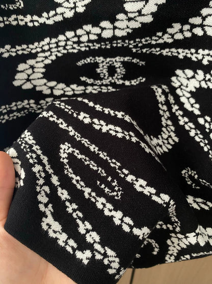 Gilet tricoté sans manches à col rond et motif pétale C 25 