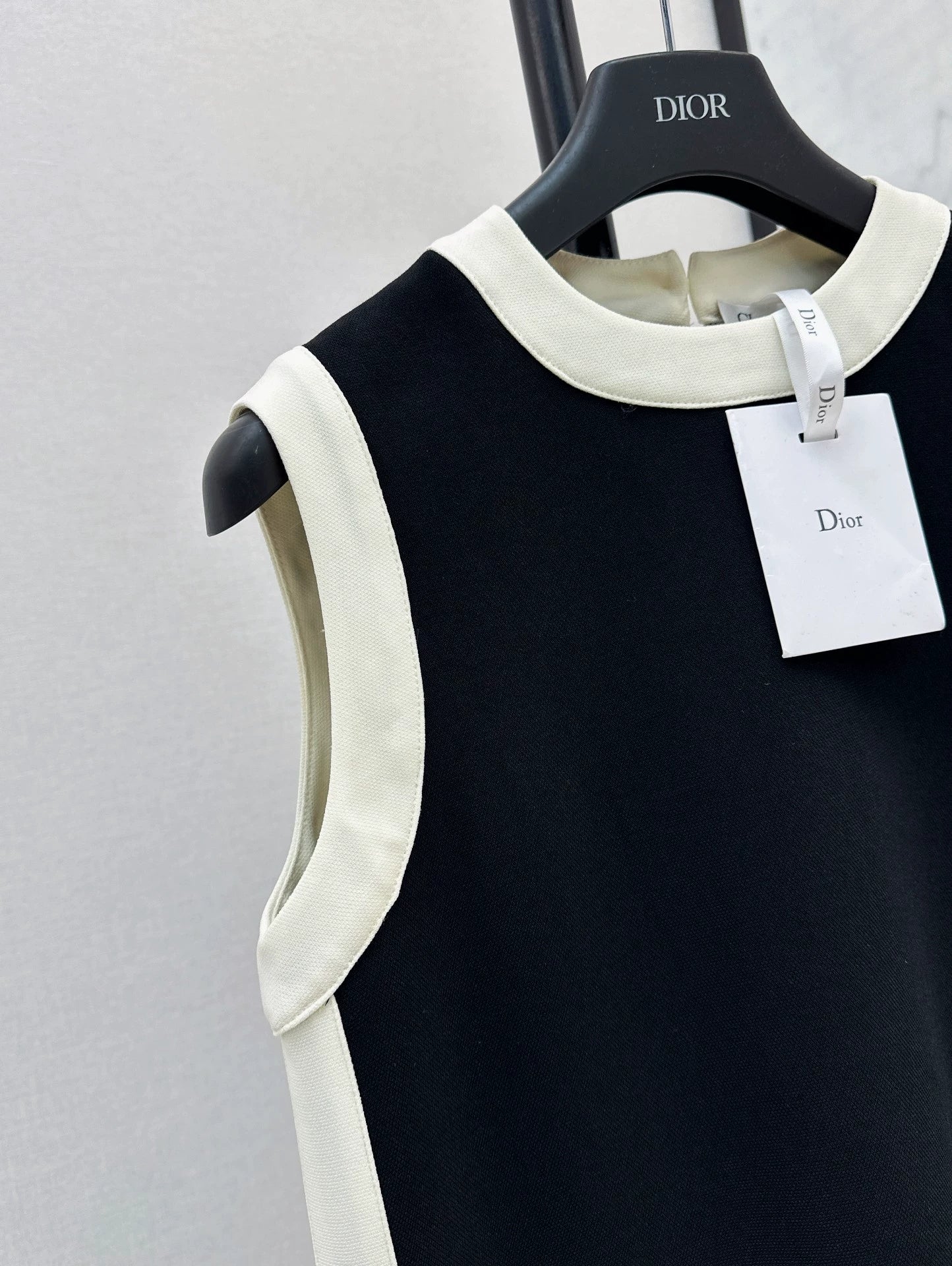 D 25 sleeveless dress