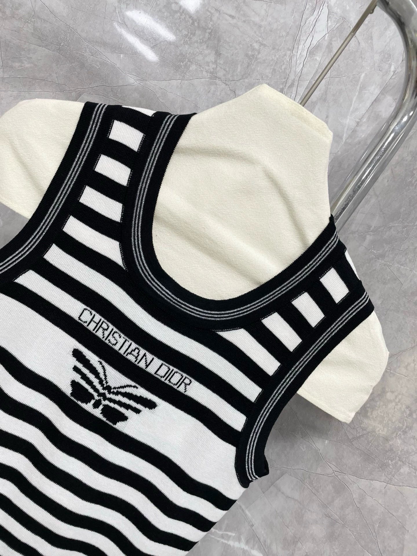 C 25 Striped knitted vest