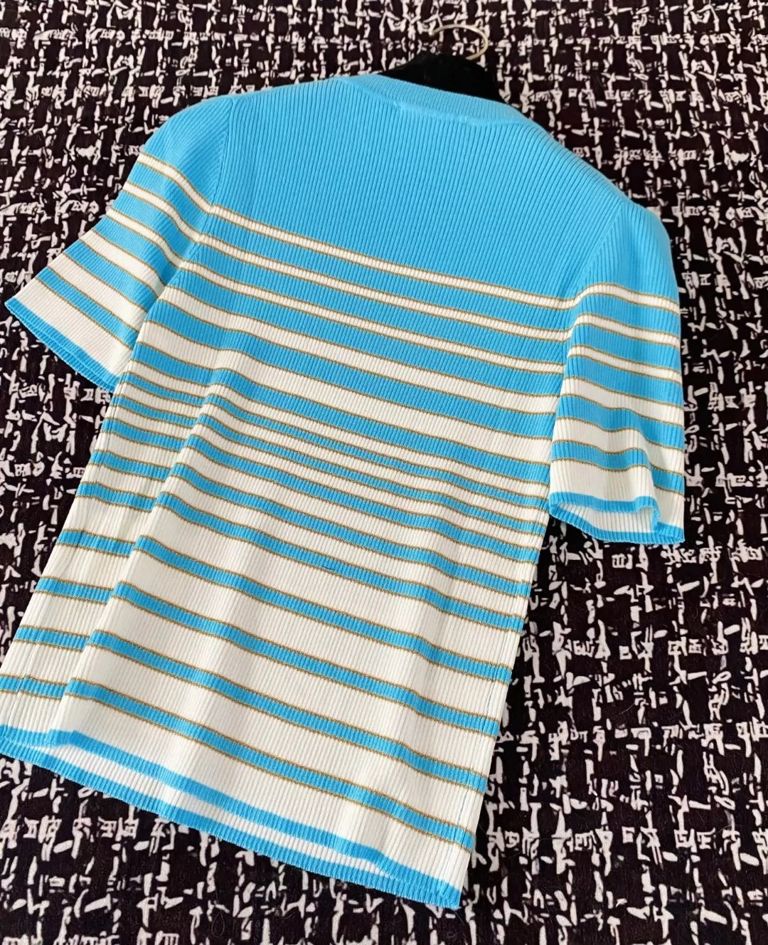 V 25 Nouveau haut en tricot à manches courtes et col rond avec boutons métalliques et rayures (bleu marine, bleu) 