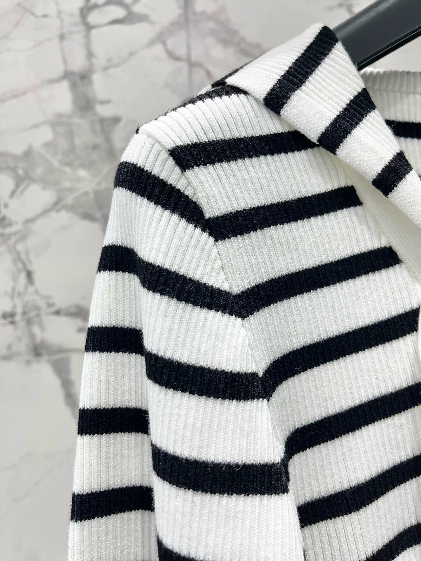 D 25 New Clashing Stripes Lapel Long Sleeve Knit Sweater