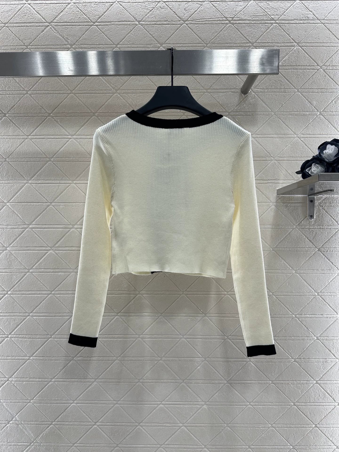 C 25 Two-piece knitted cardigan set with suspenders