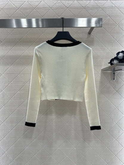 C 25 Two-piece knitted cardigan set with suspenders