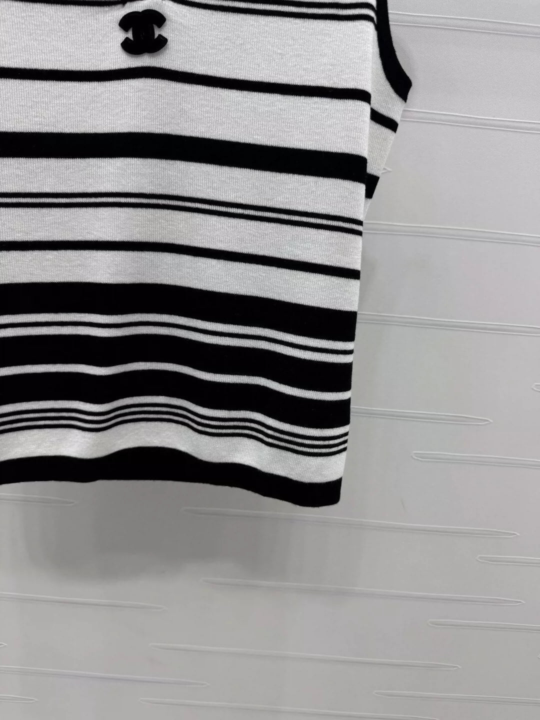 C 25 New Spring/Summer V-neck Embroidered Striped Knit Top Vest