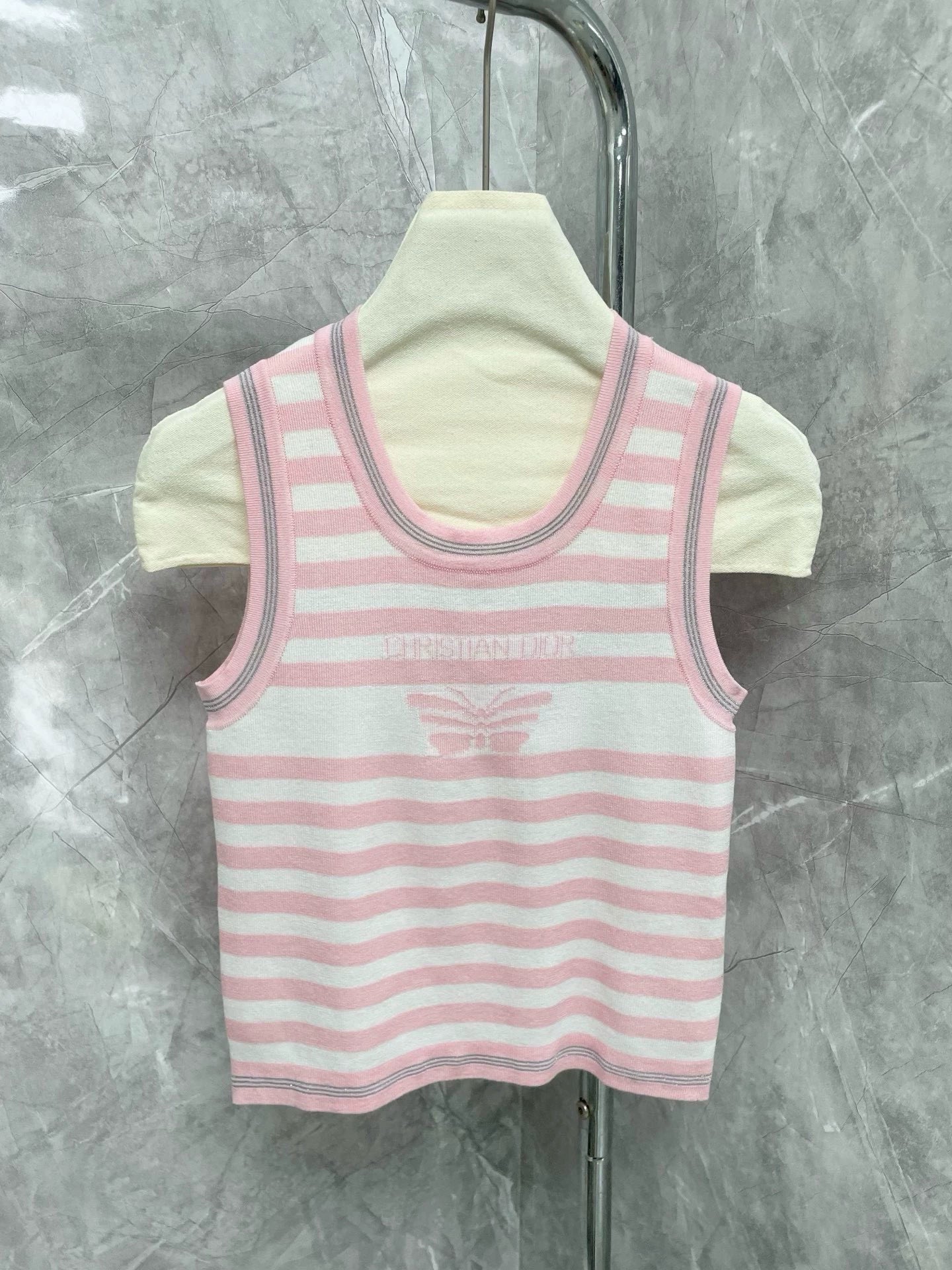 C 25 Striped knitted vest