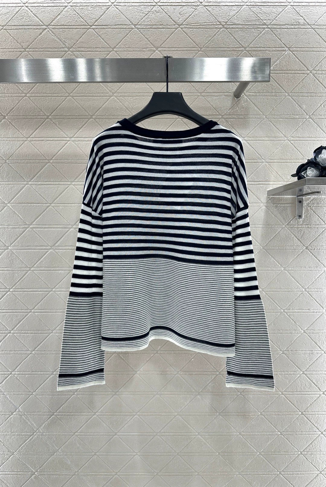 Di 25 loose striped knit sweater