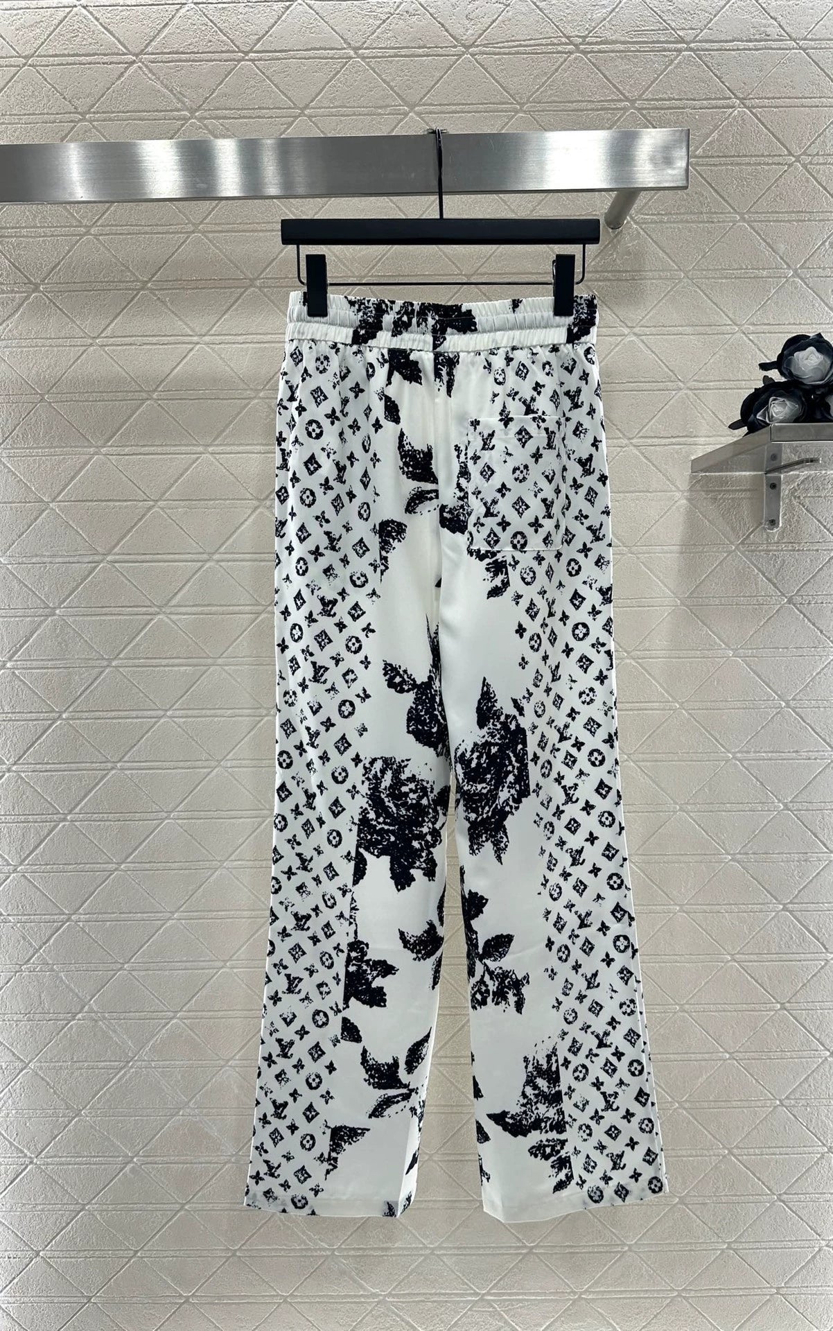 L 25 Printed drawstring trousers