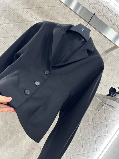 D 25 Wide-sleeved, waisted, short suit.