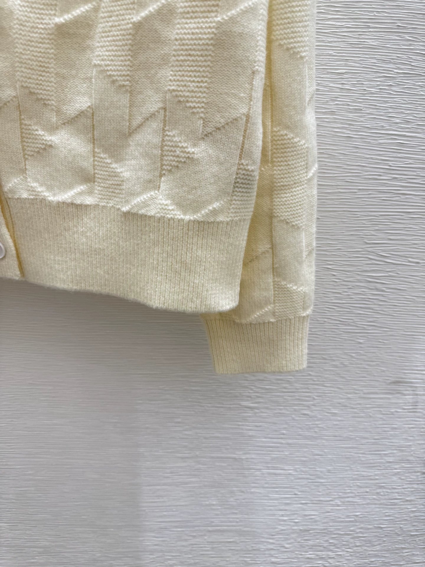 H 25 New Solid Color Simple V-Neck Knit Cardigan（Green Beige Red）