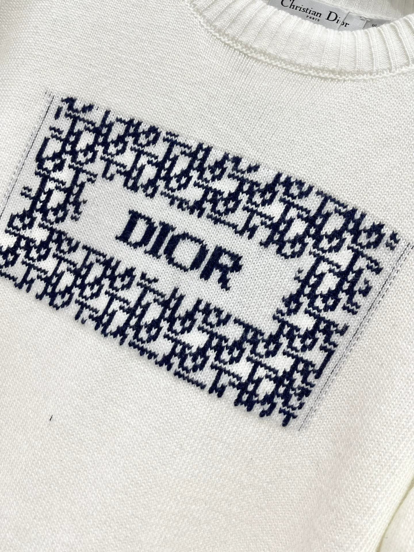 D 25 New letter-print cashmere and wool sweater.