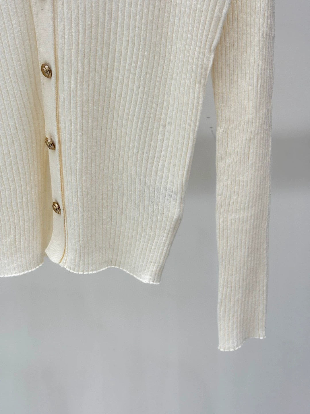 M 25 Frühling und Sommer neue V-Ausschnitt Buchstaben Logo Patch Metallknopf schlanke Strickjacke 