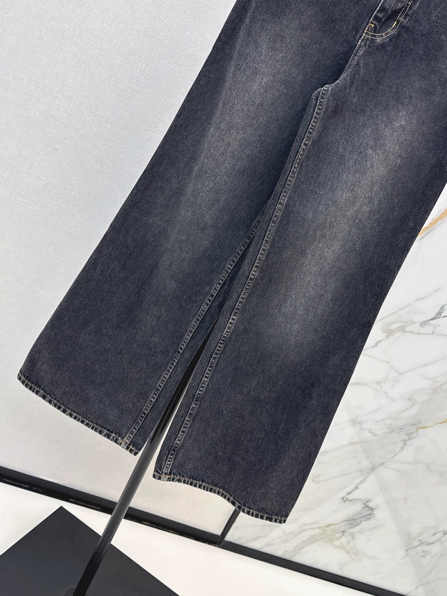 D 25 Damaged loose jeans