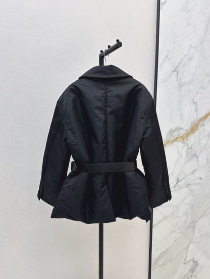 P 25fw belt decoration short suit down jacket