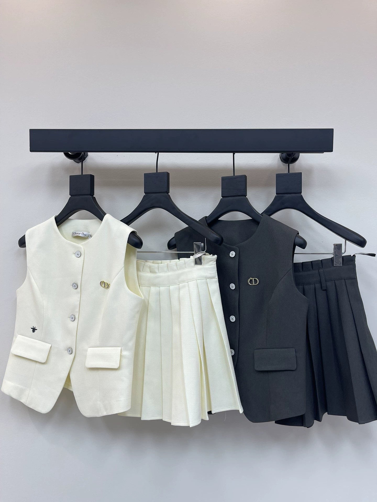D 25 Bee embroidered vest + pleated skirt set