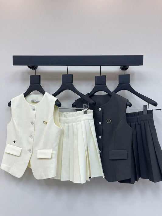 D 25 Bee embroidered vest + pleated skirt set