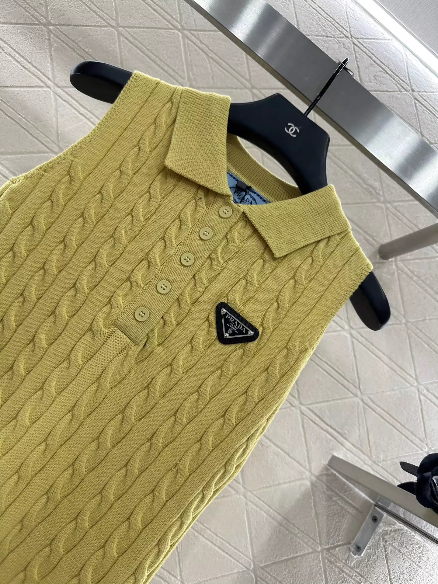 P 25 Cable-knit lapel vest