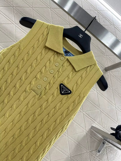 P 25 Cable-knit lapel vest