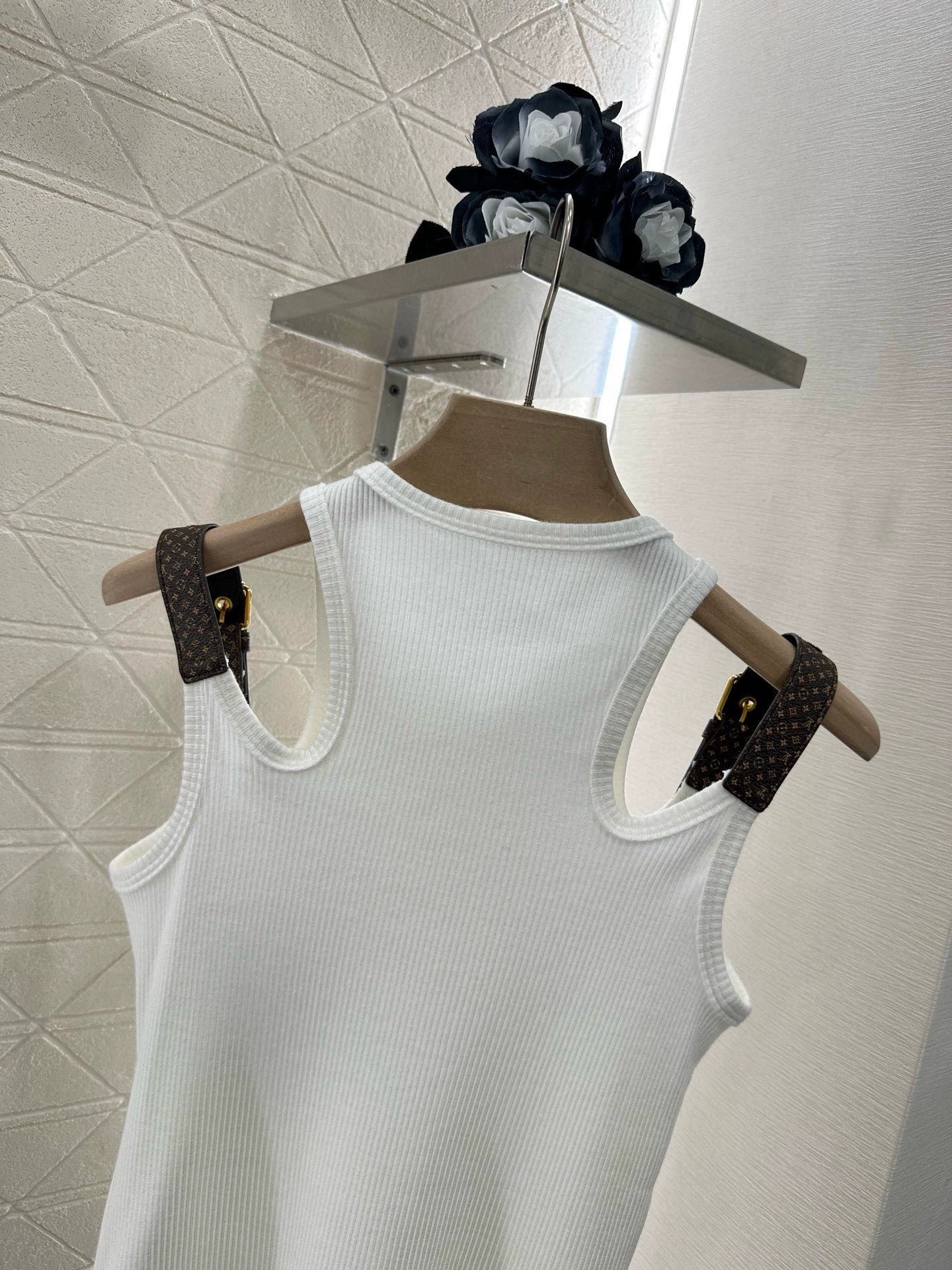 1ou 25 Leather shoulder strap with chain and cotton vest