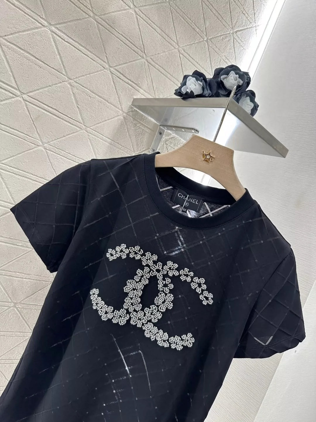 C 25  Heavy-duty beaded lattice round neck T-shirt