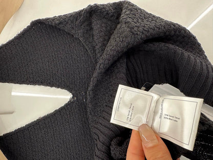 Gilet en tricot à découpes et encolure C 25 