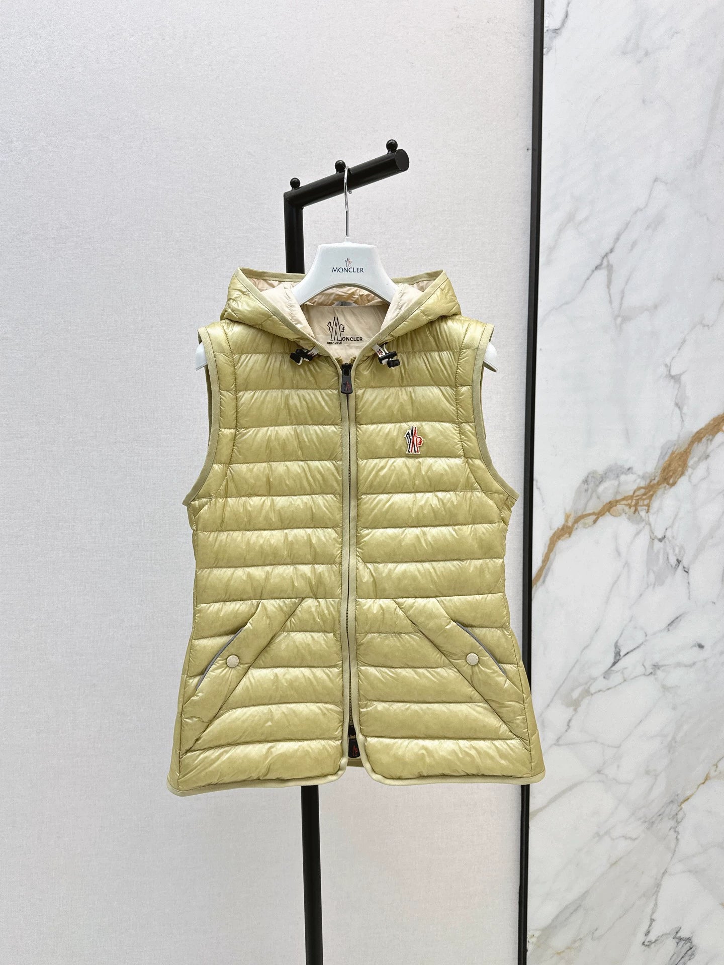 Mon 25fw New lightweight down jacket with detachable sleeves.