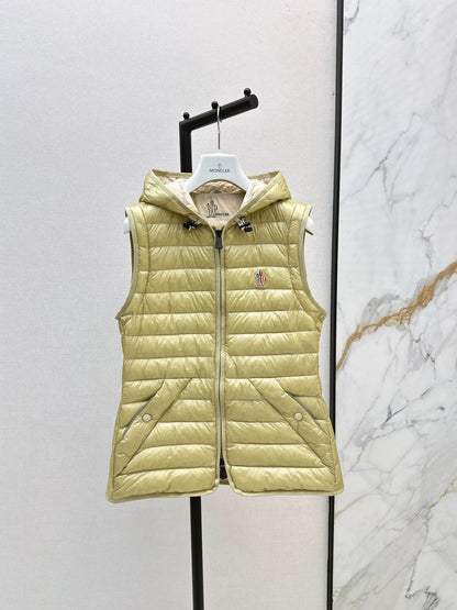 Mon 25fw New lightweight down jacket with detachable sleeves.