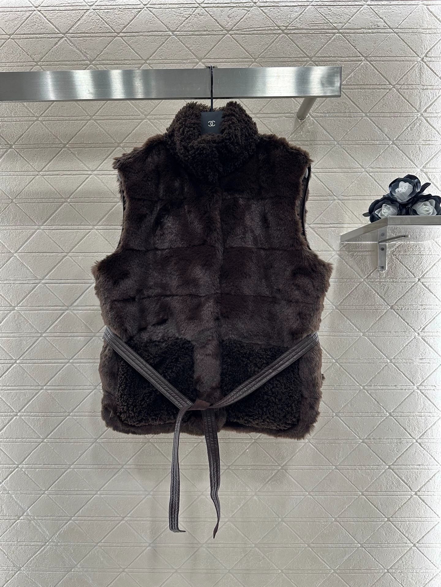 Mon 25 Plush Snap-Button Down Vest