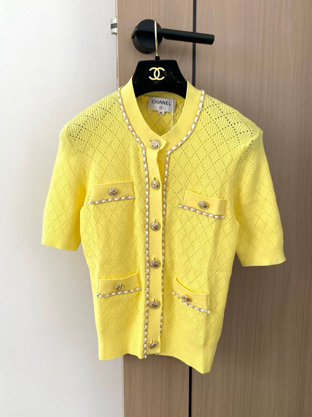 C 25 Neue Strickjacke mit Kettenknöpfen, Rundhalsausschnitt und kurzen Ärmeln 