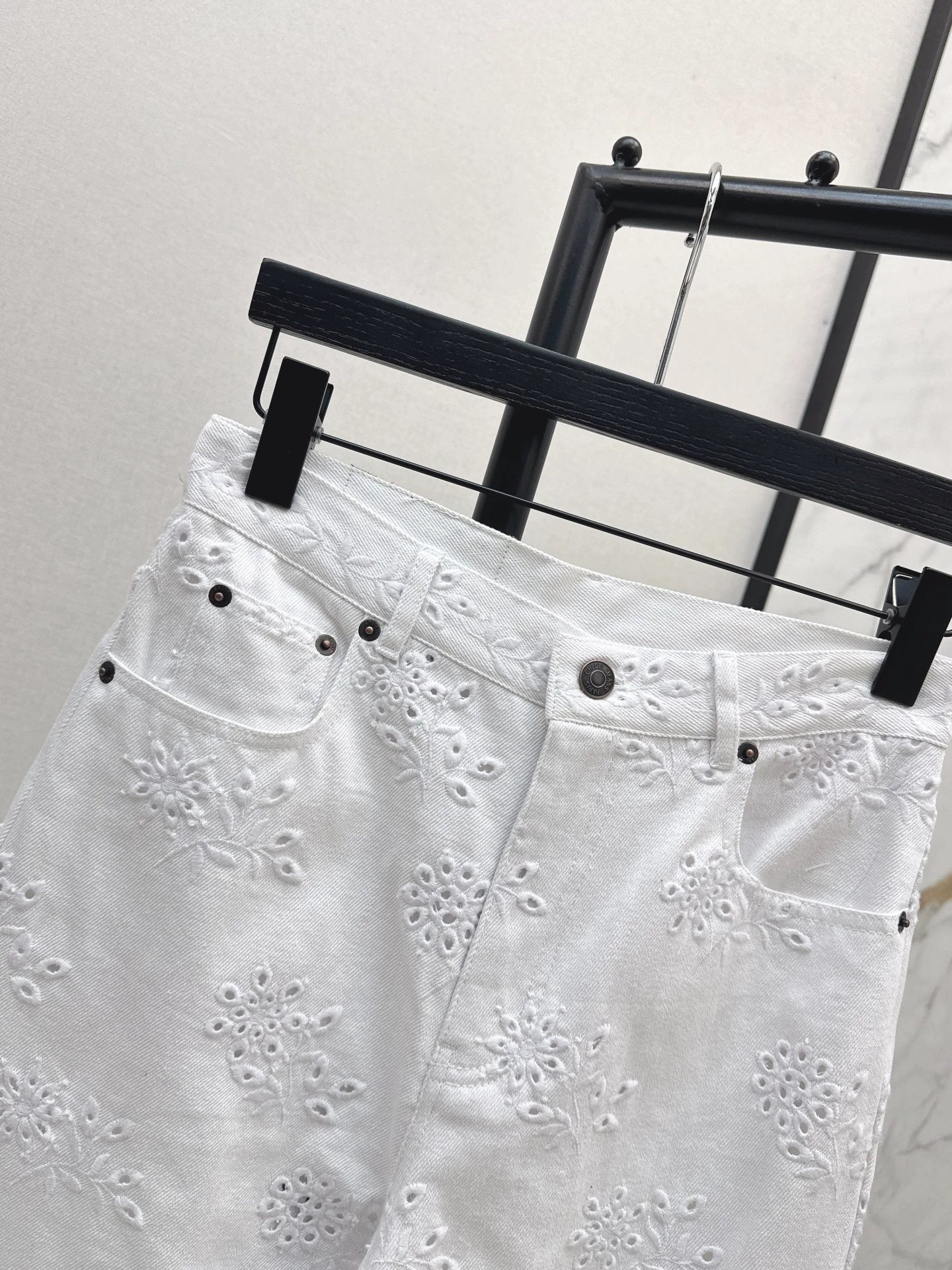Chl 25 hollow embroidered jeans