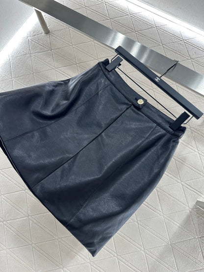 C 25 Hip-hugging leather miniskirt