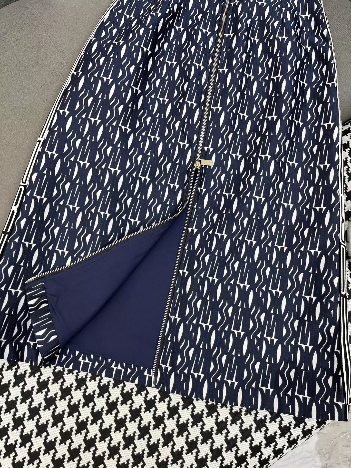 D 25 Patterned jacquard half skirt with front center zipper