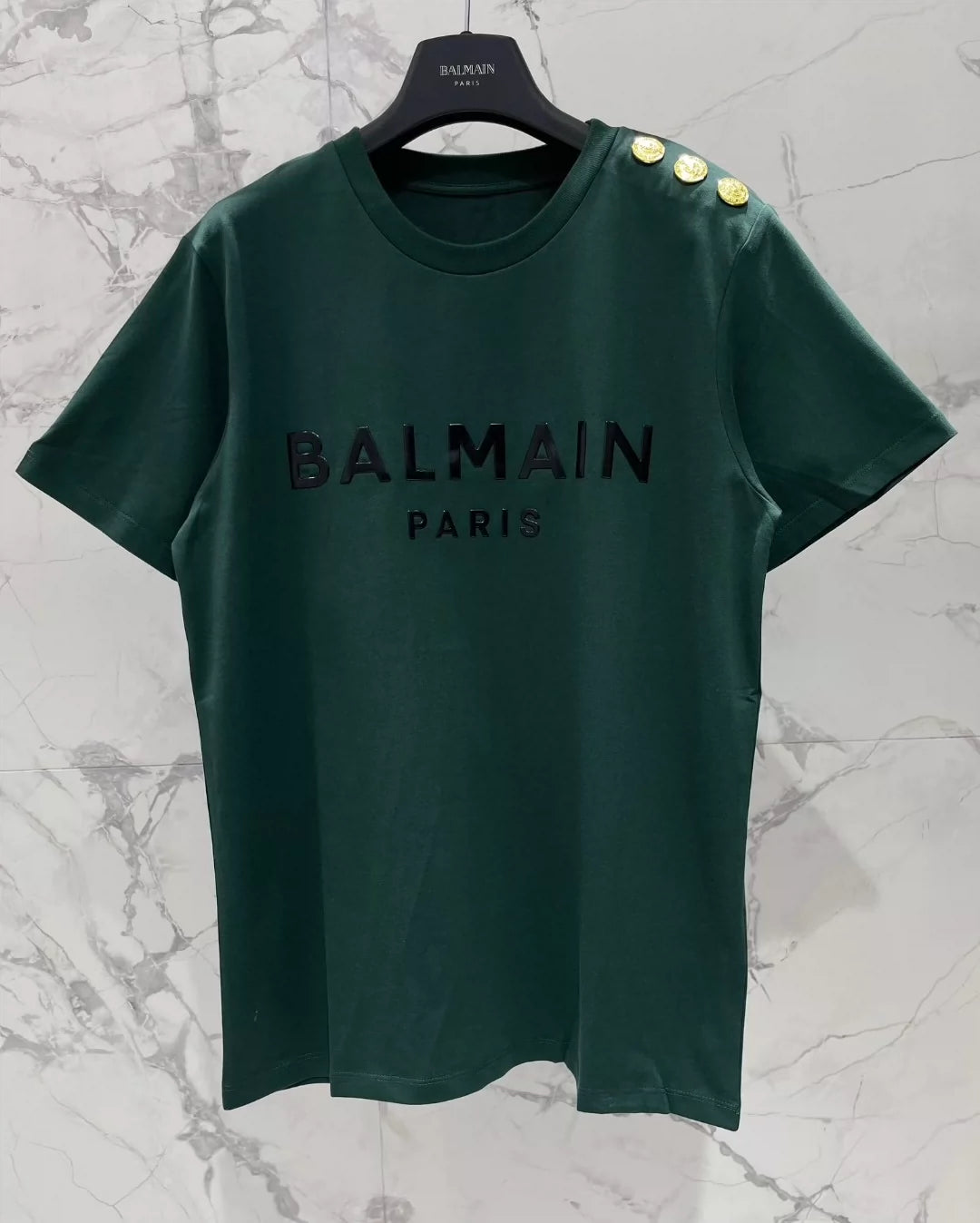 BA 25 Neues bedrucktes T-Shirt mit Knopfverzierung