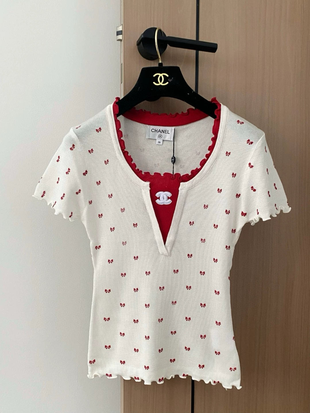 C 25 Nouveau haut en tricot à manches courtes avec bordure à nœud contrastant 