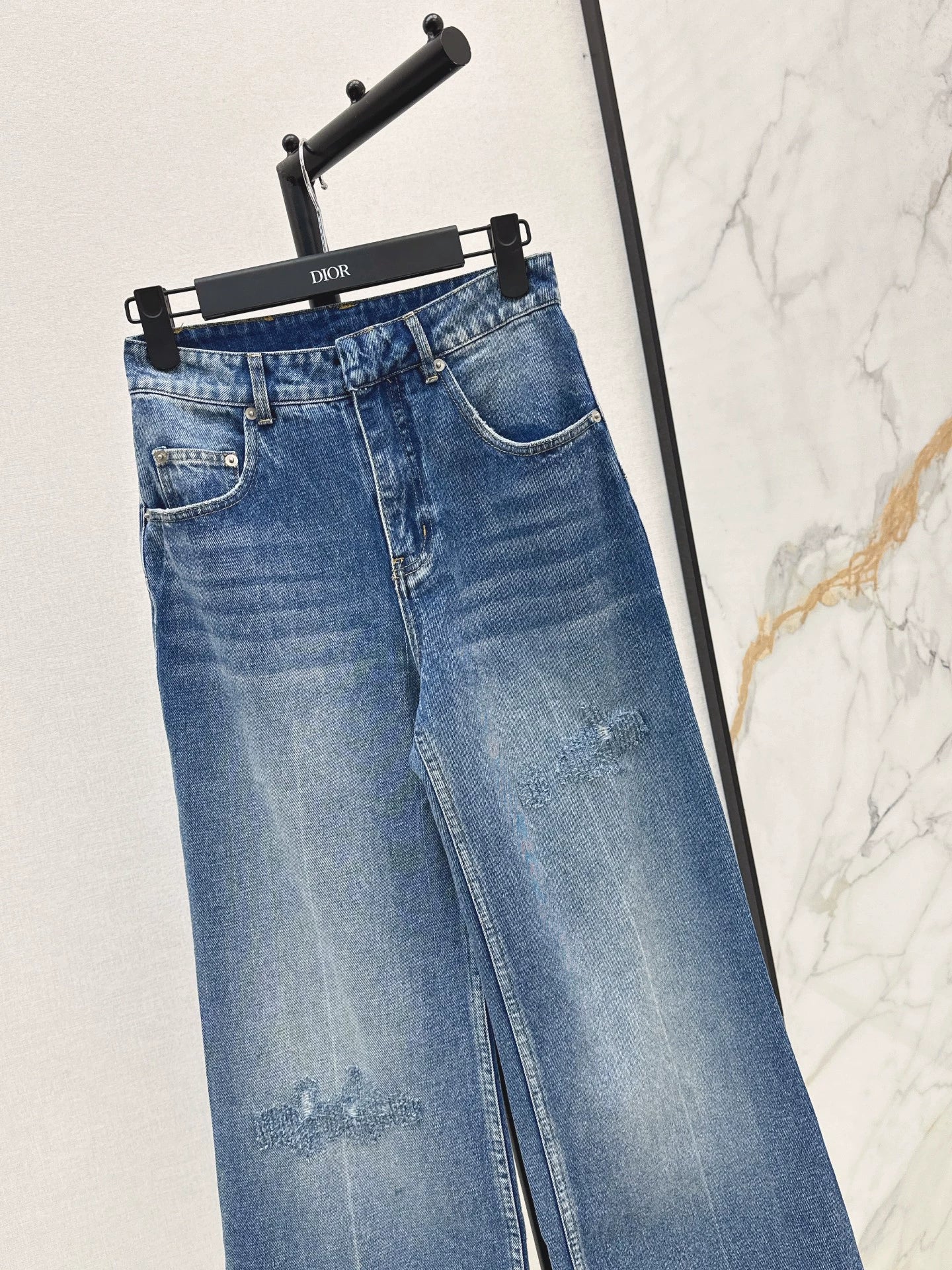D 25 Damaged loose jeans