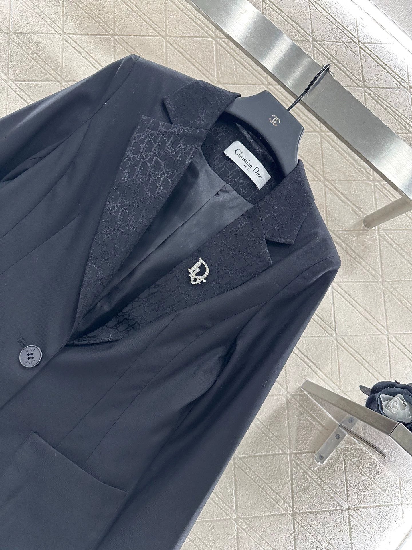 D 25 Brooch suit jacket